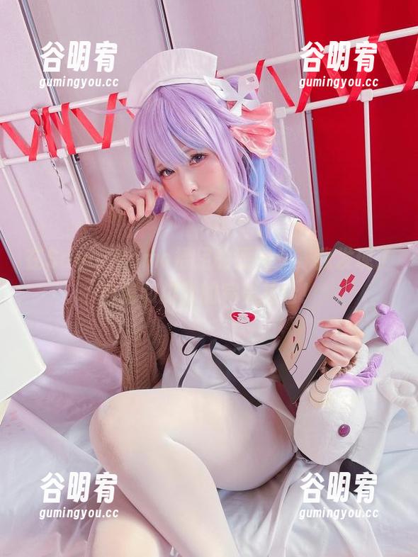 在Sayo Momo裸足的原图里，我发现了自信和脚趾的完美结合！
